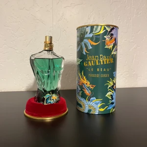 Le Beau Paradise Garden EdT - Jean Paul Gaultier Le Beau Paradise Garden EdT knappt använd köpt på kicks för ungefär en månad sen. Ny pris 1299:-