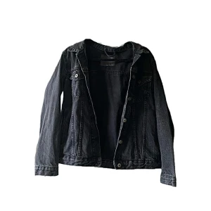 Svart jeans jacka - Jeans jacka köpt från lager 157, använd ett par gånger men ser oanvänd ut. Bara att kontakta vid fler bilder elr frågor🫶