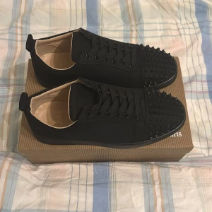 Svarta Christian Louboutin skor - Christian Louboutin skor i svart färg, använda en gång märks knappast på sulan under och köpta nyligen, väldigt snygga och ger en lyxig känsla. Passar bra till allt!