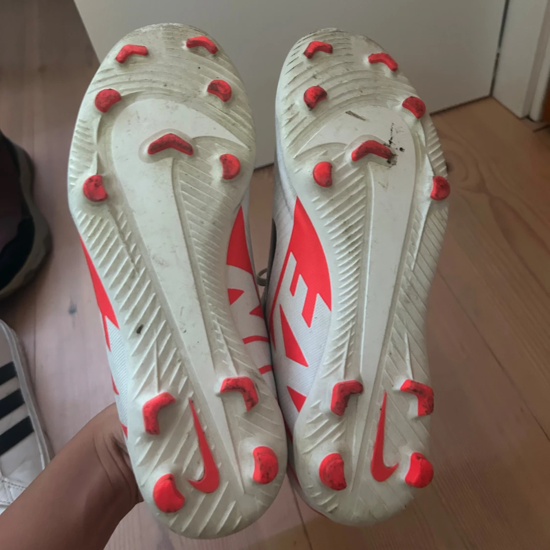 Nike vita fotbollsskor med röd detalj - 1