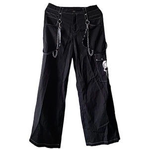 Coola byxor - Coola edgy byxor i luftigt material me några coola detaljer, brukade va mina favvo byxor under min emo era så dom e använda relativt mkt men ff i dunder skick! 