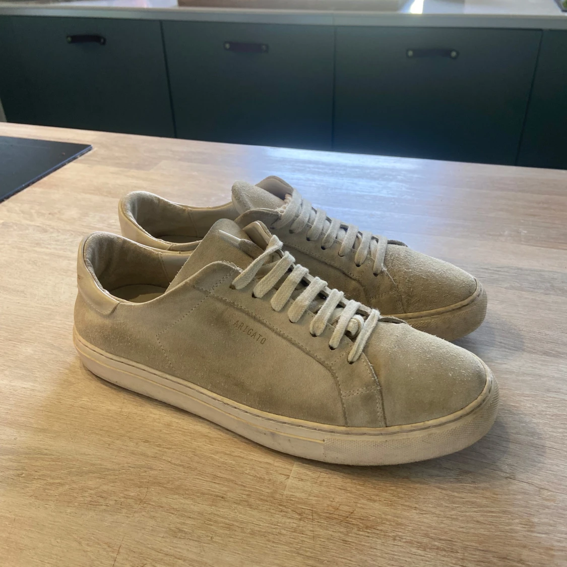 Beige sneakers från Axel Arigato