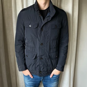 Massimo dutti fieldjacket - Säljer nu denna urfeta Massimo dutti fieldjackan i storlek L fast passar mer M | modellen är 185 cm lång och väger ca 77 kg och den är lite för liten. Väldigt fint skick | fraktar oftast samma eller nästa dag🙌