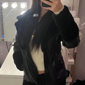 Skinn kappa med päls  - Säljer min fina skinkappa då den inte kommer till användning, jätte fint skick.