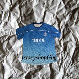 Trapstar jersey  - Asgo Trapstar jersey från 2022💰 priset är absolut diskuterbart så skriv vid minsta fråga😄storlek M och i väldigt bra skick nästan aldrig använd på grund av att den har varit för stor för mig😄