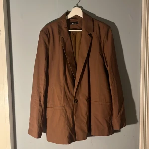 Brun kavaj - Brun kavaj. Storlek L. Gott skick, inga defekter eller missfärgningar.