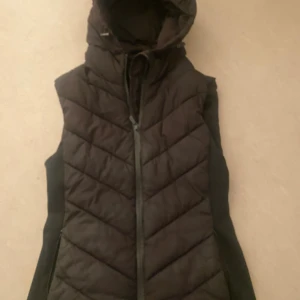 Väst - Säljer en svart väst från zara, använd i en sommar för ett år sen aldrig använt sen dess den är i bra skick och inga hål osv kan gå ner i pris vid snabb affär 