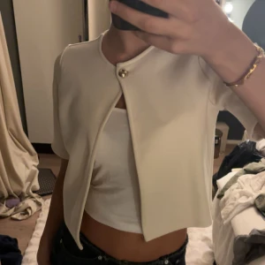 Beige kofta! - Elegant kofta som är perfekt att styla över en enkel topp!💛