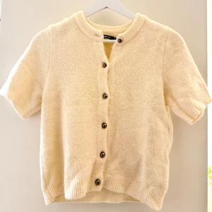 Stickad tröja  - Gosig stickad tshirt från Gina tricot i jättebra skick! 