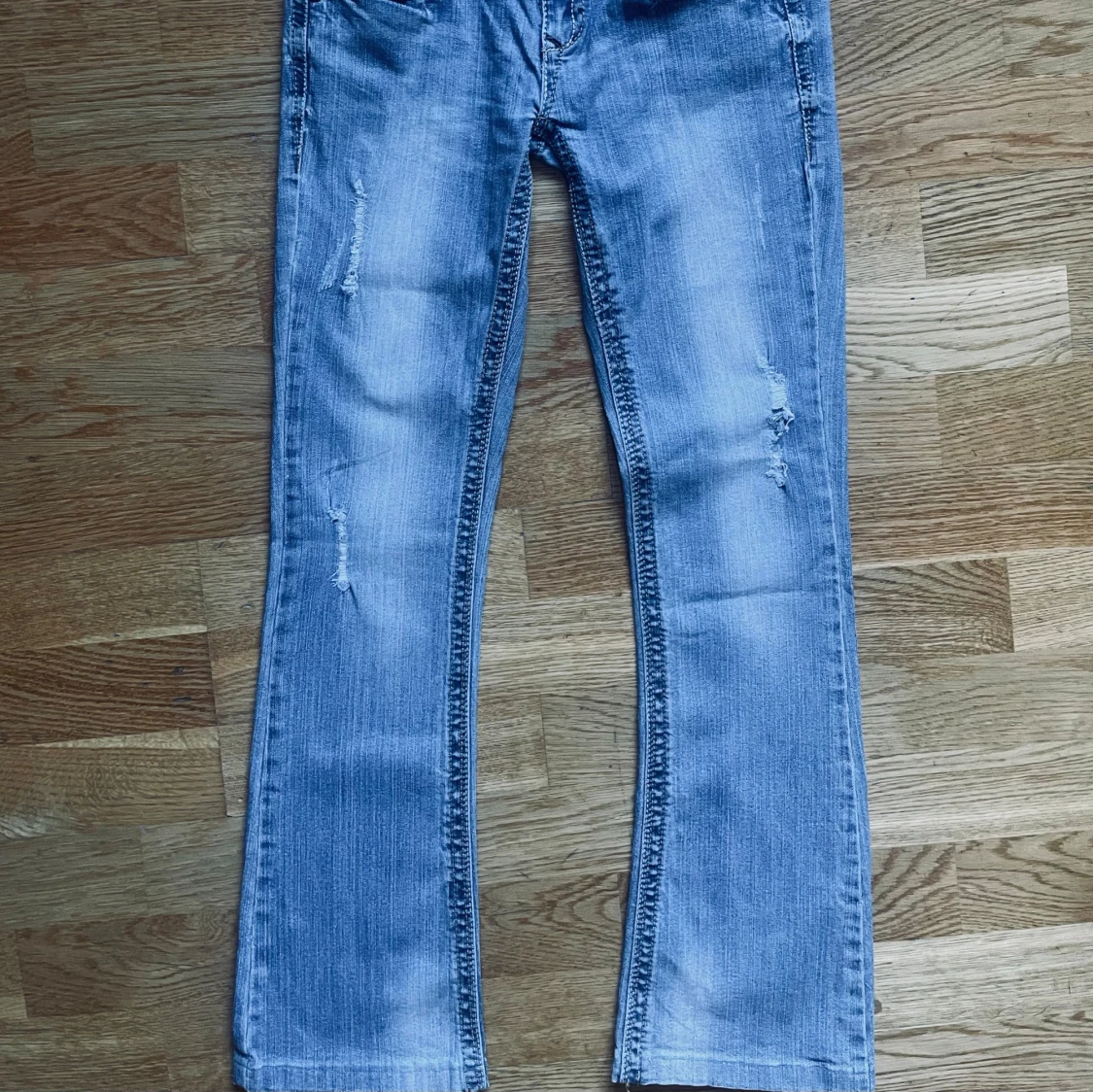 Ljusblåa lowrised bootcut jeans y2k med broderi på fickorna  - 1
