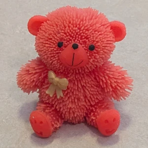 Jätte söt björn  - En jätte söt björn med en rosett.. Kan användas som dekoration eller som leksak. Jag har använt den som dekoration. En jätte söt mjuk gummi björn.