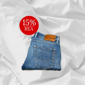 Replay Jeans - Super feta jeans från replay (grover) i ljusblå färg – enkla att matcha och sköna att bära. Ett stilrent val, noggrant utvalt med omsorg av AM Clothing.  📩 Frågor? Hör gärna av dig! 📲 Följ oss här på Plick för fler uppdateringar. ♻️ Tack för att du handlar mer hållbart med AM Clothing!