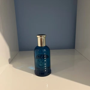 HUGO BOSS BOTTLED PACIFIC LIMITED EDITION 65/100 ML - Säljer denna limited edition och  värdefulla och bland av mina bästa dofter i min kollektion. Säljer den även för att tjäna in lite pengar. Parfymen går inte att hitta någonstans i hela Sverige och gör den helt exklusiv att få tag på då den slutades sälja för ett och halvt år sen.