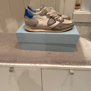Philippe Model trainers - Snygga sneakers från Philippe Model i storlek 41 (Passar även 42).  Hyfsat bra skick lite tecken på användning men inget som är så markvärdigt.  Lite smutsiga men går att tvätta! Boxen följer med vid köpet! 