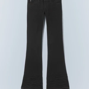 Svarta bootcut jeans Cheap monday  - Snygga svarta bootcut jeans med låg midja. De är helt oanvända men provad en gång då de är för små för mig så säljer därför de då jag har köpt nya i en ny storlek💗skriv om ni är intresserade och om frågor!💗
