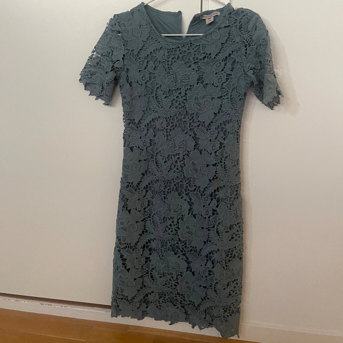 Blå spetsklänning med blommönster