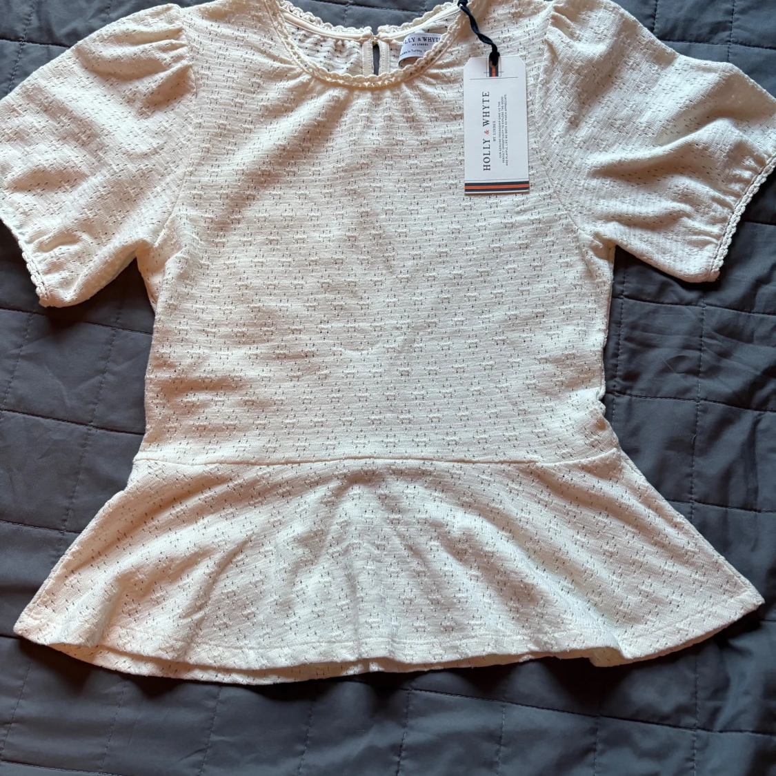 Vit blus med volang från Holly & Whyte