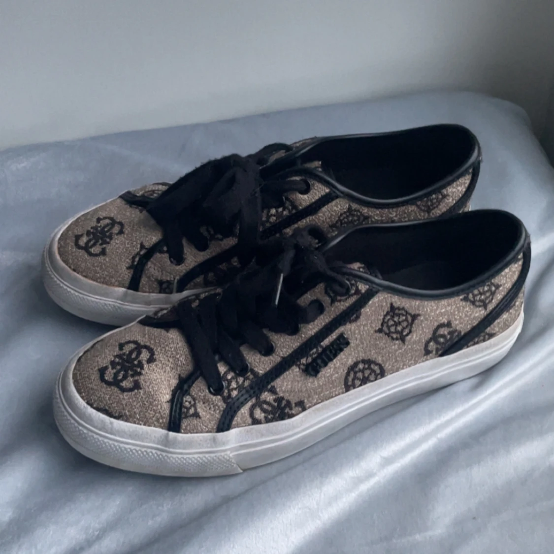 Beige och svarta sneakers från Guess