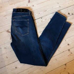 Replay jeans - Replay jeans i storlek 27/28 väldigt fint skick inga defekter, priset är inte fast, kom med prisförslag!