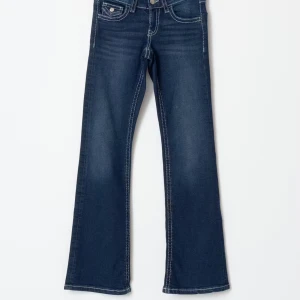 Bootcut jeans från Gina Tricot blå - Snygga mörkblå bootcut jeans från Gina Tricot i storlek 164, men passar mig som är xs/s. Använda ca 2-3 gånger och säljer dessa jeans då dom tyvärr inte kommer till användning. Skriv om ni har några fler frågor 