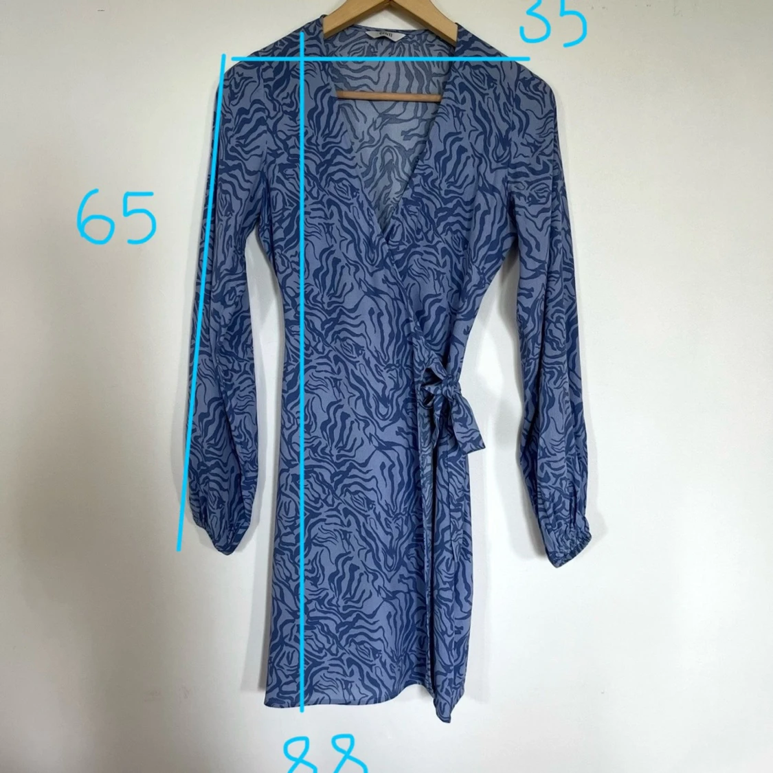 Blå omlottklänning med zebramönster - 1