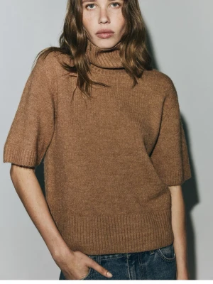 Brun stickad polotröja med kort ärm - Snygg stickad polotröja. Passar jättebra till jeans och kostymbyxor, både uppklätt och vardagligt!Använd några gånger men visar inget slitage! 