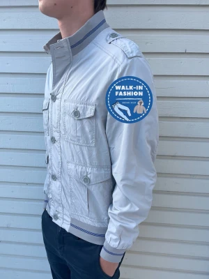 Fieldjacket - Tja! Säljer nu denna sjukt snygga fieldjacket! Skick 9/10 riktigt bra utan defekter. Modellen är 181 men passar allt mellan 170-181 som bäst. Hör av er vid funderingar!