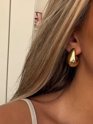 drop studs - Superfina drop studs i guld! Väldigt glamorösa örhängen oanvända ! De på bilden är exakt samma fast att de är mina :)
