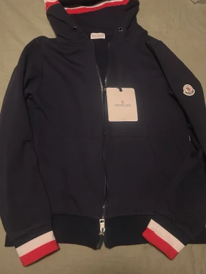 Marinblå hoodie från Moncler - Snygg marinblå hoodie från Moncler den är i storleken M men den är som S.  kan bytas mot nån tröja eller något 