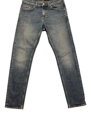 Tiger of Sweden jeans - Säljer att par blåa Tiger Of Sweden jeans i slim fit. Jeansen är i ett mycket fint skick, jeansen är som nya.   Jeansen är W30/L31, vilket motsvarar ca EU 36. Se mått i annons för korrekt passform.  Mått (mätt liggande): 	•	Totallängd: 97 cm 	•	Midja: 38 cm 	•	Längd (från gren till midja fram): 28 cm 	•	Grenhöjd fram: 14 cm 	•	Innersöm: 74 cm