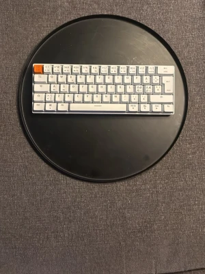 Nos c450 mini keyboard PRO rgb  - Säljer mitt nos keyboard. Det är helt o använt. Säljer den bara för att jag tappat bort kartongen. Man kan ändra till massa färger och knapparna fungerar som dem ska.