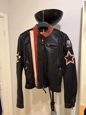 Svart skinnjacka från Parajumpers - Säljer min jätte coola Parajumper skinnjacka då den inte passar mig :/. Den är i 100% lambskin och jätte cool till våren och sommaren! Köpt för 3500kr.