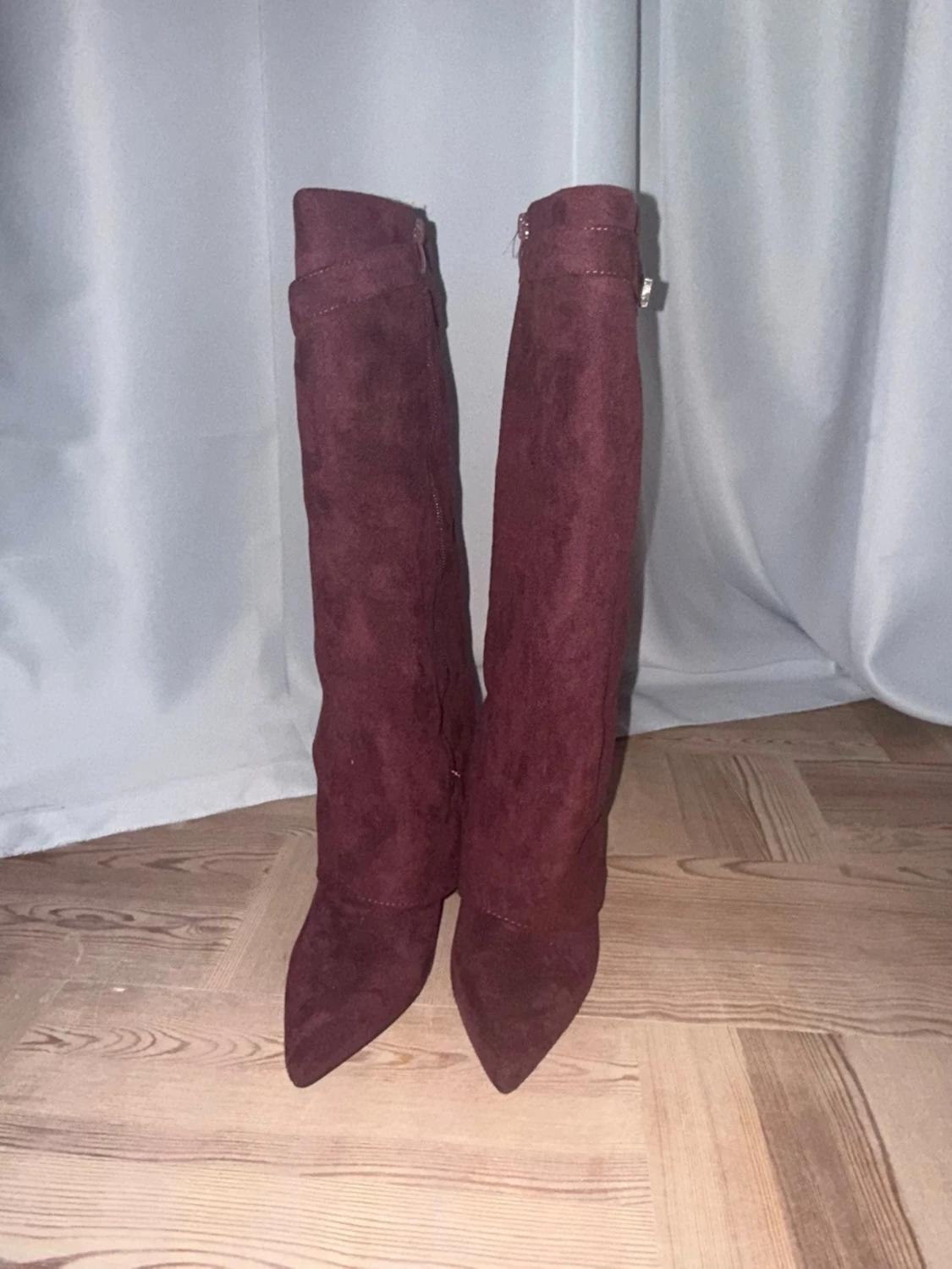 Vinröda mockastövlar med spänne - 3