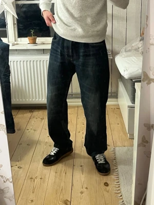 Massimo dutti jeans - Tjenare! Säljer ett par tvär fetta massimo dutti jeans🔥Jeansen är i storlek W32 L32 och har en rak/baggy passform👖vid frågor eller vid behov av fler bilder är det bara att kontakta mig privat, Mvh Olle👋