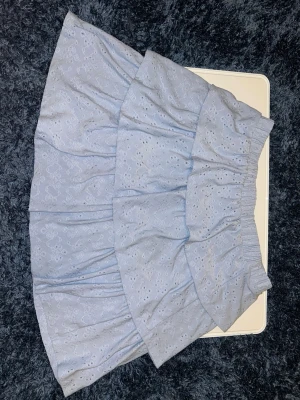 Ljusblå volangkjol från Vila - Supersöt ljusblå kjol från Vila med broderade detaljer och volanger. Kjolen har resår i midjan och är perfekt för vår & sommar (särskilt iår när ljusblått är en av årets trendigaste färger❣️)