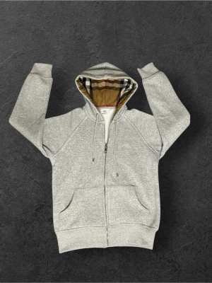 Burberry hoodie - Burberry hoodie, aldrig använd och tvär fet.