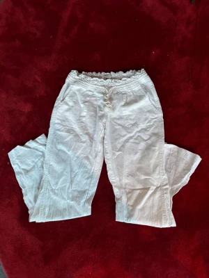 Roxy linnebyxor - Säljer ett par Roxy linnebyxor som är helt nya och aldrig använda. Lätta, luftiga och supersköna perfekta till vår och sommar. Sitter snyggt och funkar både till vardag och strand💕