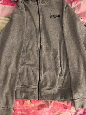 Grå zip-hoodie från Pearson - Pearson 1952 