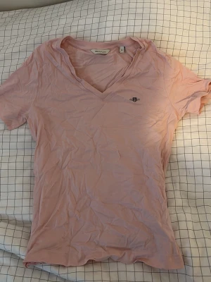 Rosa gant tröja - Aldrig använt, den har bara blivit väldigt rynklig i garderoben… väldig fin annars!!!!! Ordinarie pris verka ligga på 599kr