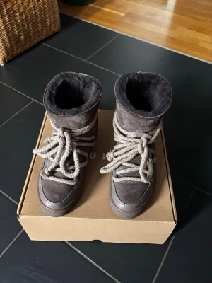 Inuikii skor - Säljer mina fina Inuikii skor! Storlek 36 men har passat mig som har storlek 37 också. Bra skick! Färgen är mest lik på andra bilden! Färgen Taupe/brun. Kan skickas med originalkartongen. 