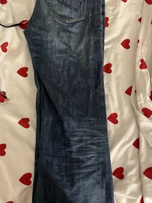 Mörkblå jeans från House Denim - Snygga mörkblå jeans från House Denim med klassisk femficksmodell och diskreta slitningar framtill. Jeansen har normal midja och raka ben. Materialet är bomullsdenim med en autentisk tvättad look och detaljer i kontrastsömmar.