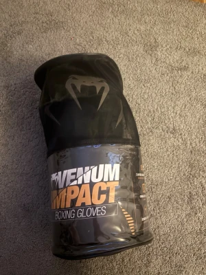 Venum impact 12oz - Tjena säljer mina venum impact, bara använt dem max 5 gånger luktat fortfarande nya och är i väldigt bra kondition.