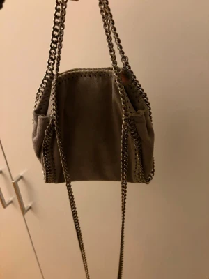 Stella McCartney väska tiny - Säljer en jättefin väska från stella McCartney. Den är i modellen ”fallabella” i den minsta storleken tiny. Priset går att diskutera vid snabb affär💞