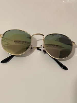 2st solglasögon  - Köparen står för frakten!