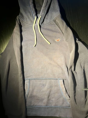 Blå hoodie från Hollister - Mysig blå hoodie från Hollister i mycket bra skick, cool färg och har storlek S men sitter som något mellan S och M, tveka inte att skriva vid funderingar!🙌