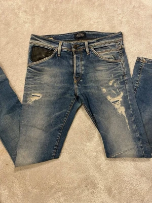 Jack n Jones slim fit Glenn jeans  - Säljer dessa feta jack n Jones jeans. Storleken är W32 L32 och modellen är slim fit Glenn. Jeansen har inga defekter och priset går att diskutera vid snabb affär! 