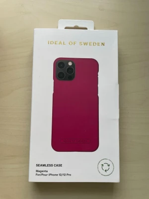 Magenta mobilskal iDeal of Sweden - Snyggt magentafärgat mobilskal från iDeal of Sweden, designat för iPhone 12/12 Pro. Tillverkat av återvunnet material och har en stilren, sömlös design. Perfekt för dig som vill ha ett färgstarkt och modernt skydd till mobilen.
