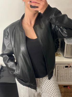 Skinnjacka - Super snygg och bekväm skinnjacka som inte kommer till användning. Kan finnas hundhår på! 🤍
