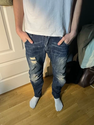 G-star jeans med slitningar  - Säljer ett par g-star jeans med slitningar mäoch det tvätt lite vintage style jeans men riktigt snygga och bra skick! Modellen på bilden är 183 lång, vid frågor är det bara att skriva!