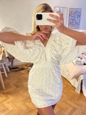 vit miniklänning - supersöt, helt ny 💓